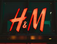 Ретейлер H&M начал закрывать магазины в России